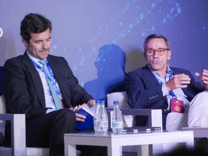 Jos Manuel Hesse, Decano del COIAE; Javier Gndara, presidente de ALA. Foto: Diego Gmez